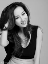 组图：高洋黑白轻熟女大片 小露酥胸姿态撩人