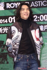 组图：萧敬腾亮相签书会长发飘飘 粉丝挤爆现场