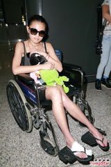 组图：周秀娜日本出外景右脚受伤 坐轮椅返港