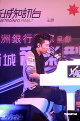 幻灯图：新城音乐型人音乐会举行 泳儿宝蓝靓装现身