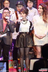 组图：吴雨霏唱失恋歌 许志安称郑秀文难讨好