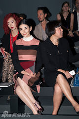 组图：黄奕出席时装周优雅变装 度中秋思念女儿