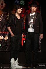 组图：李威林逸欣为新戏宣传 多场吻戏激不出火花