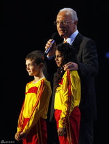 高清图：世界杯官方演唱会上演 夏奇拉热力四射