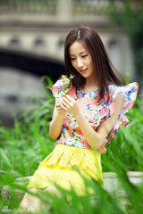 组图：高洋清新写真化身纯美可人“花仙子”