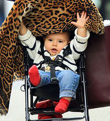 组图：辣妈米兰达-可儿街拍 大衣搭皮裤滑雪靴