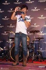 组图：汪东城不介意传绯闻 为母亲买房尽孝心