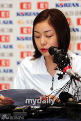 组图：金妍儿举行新闻发布会回应退役传闻