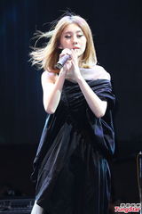 组图：五月天亮相电影首映会 台上火热献唱