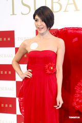 组图：杨采妮一袭红裙娇艳动人 显玉女优雅风范