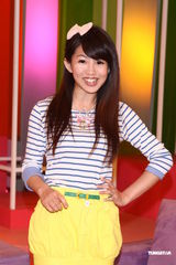 组图：豆花妹与瑶瑶同上节目 互戴高帽力挺新专辑