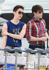 组图：2AM刘胜宇赴美参加《M COUNTDOWN》特辑