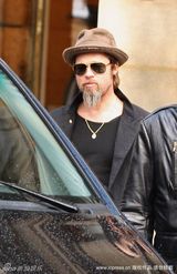 幻灯图：朱莉巴黎拍新片 白裙读报收敛野性玩知性