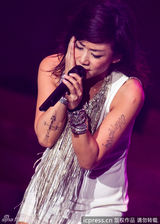 组图：林忆莲上海热舞开唱 短打上阵不惧露底