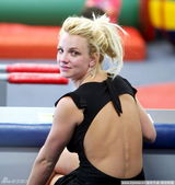 组图：小甜甜大露背幼儿园外接爱子上演天伦秀