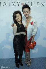 组图：张歆艺简约风现身巴黎时装周秀场