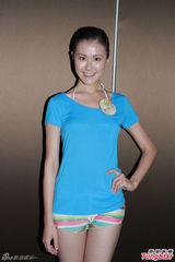 组图：港姐佳丽首度泳衣亮相 水上展傲人身姿