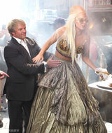 组图：Gaga《名利场》大片再蹬“恨天高”尴尬摔倒 