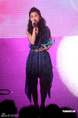 幻灯图：容祖儿露肩礼服帅气 阿Sa(蔡卓妍)颁奖礼上露笑容