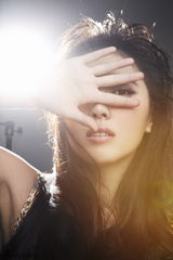 组图：黎一萱六一写真显童趣 自诩大小孩