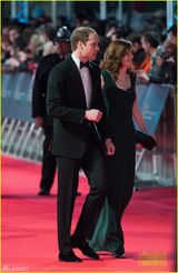 组图：威廉王子西装笔挺现身 谈笑风生未带凯特