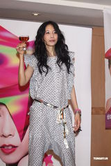 组图：莫文蔚提前穿白纱 卖性感与张亚东同台演出