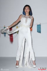 组图：小S杨丞琳同性暧昧 激情互摸挑逗尺度大