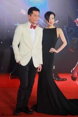 组图：群星亮相金像红毯 汤唯领衔众女星斗艳