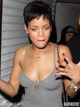 组图：蕾哈娜烈焰红唇现身夜店显激凸