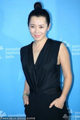 组图：余男亮相《无人区》柏林首映 着深V长裙