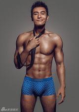 组图：黄晓明湿身秀肌肉 健硕身材惹眼