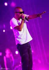 组图：张震岳北京演唱会秀胸肌穿短裙