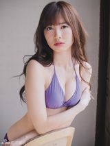 组图：小嶋阳菜夏日海滩写真 衣衫轻褪诱惑十足