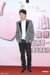 组图：钟镇涛携幼女做慈善 避谈再婚问题