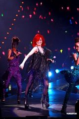 高清图：郑秀文台湾再度开唱 穿婚纱大唱许志安名曲