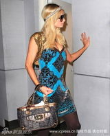 幻灯图：帕丽斯-希尔顿见狗仔低头 性感装束秀豪沟