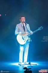 组图：雷颂德个唱献歌儿子 郑秀文助阵掀高潮