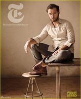 组图：裘德-洛英伦范儿熟男写真 皱眉搞怪贴车窗