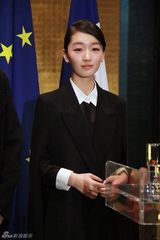 组图：周冬雨助阵陈其钢授勋式 斗篷装帅气亮相