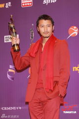 幻灯：香港金像奖后台 谢霆锋举奖杯满脸兴奋