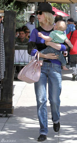 高清图：辣妈詹纽瑞-琼斯街拍 透视上衣搭潮包