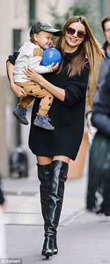 组图：超模辣妈米兰达抱儿子出游 小帅哥拿球萌笑