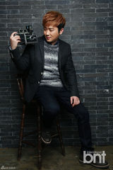 组图：韩Trot王子朴玄彬写真曝光 拿相机卖萌