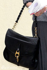 组图：朱莉安妮斯顿明争暗斗 背同款手袋不避嫌