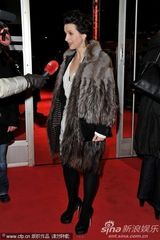 组图：《她们》柏林首映朱丽叶-比诺什热拥搭档