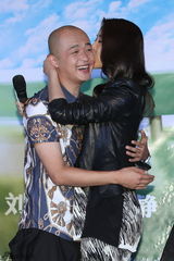 组图：《一路顺疯》首映 包贝尔狂吻陈思诚