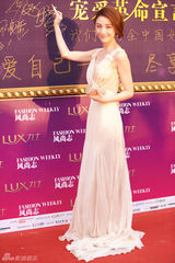 组图：周庭伊裸色透视长裙性感美艳