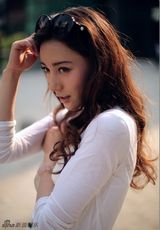 组图：周庭伊受邀赴英拍宣传片 白衣红包显潇洒