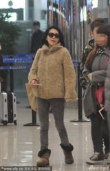 组图:小S素颜现身粉丝接机 满足合影需求没架子