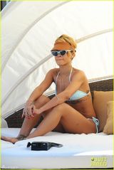 组图：蕾哈娜比基尼度假大秀八字奶翘臀傲人